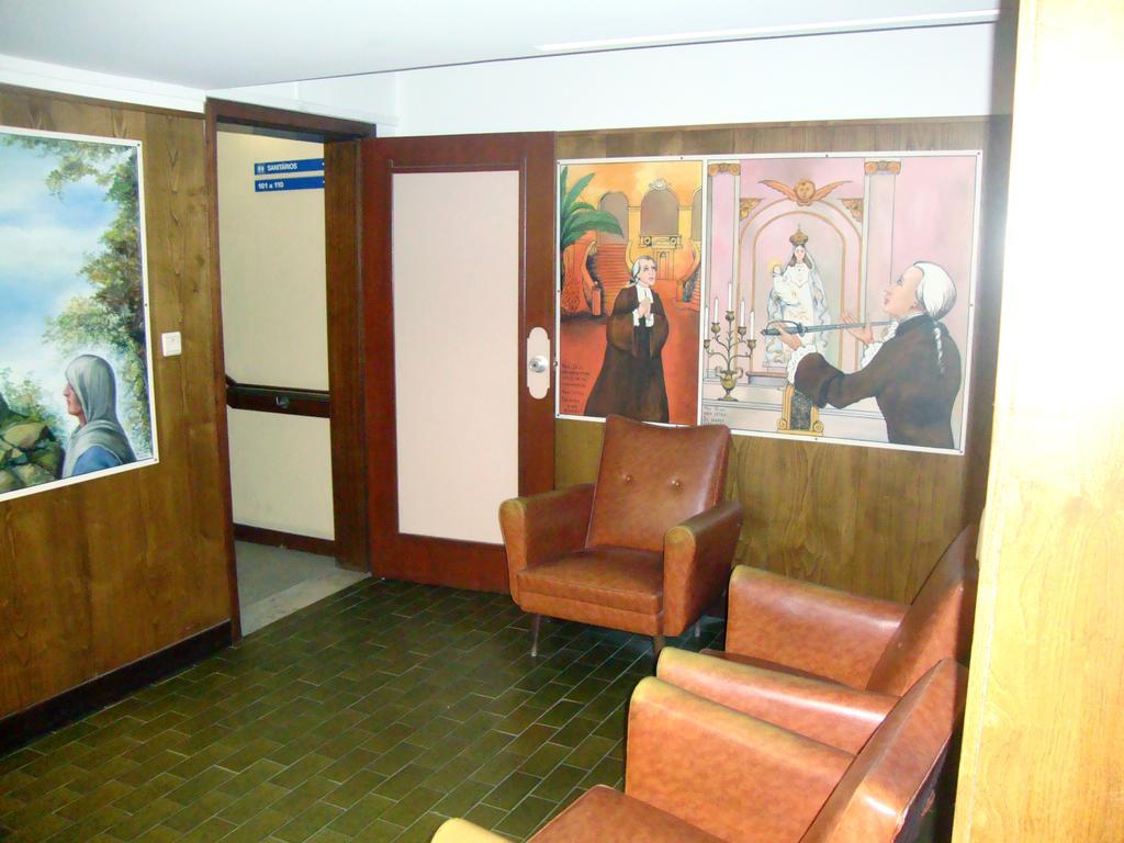 ホテル Casa De Retiros N. S. Perpetuo Socorro ギマランイス 部屋 写真