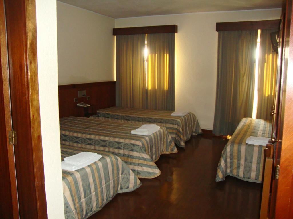 ホテル Casa De Retiros N. S. Perpetuo Socorro ギマランイス 部屋 写真
